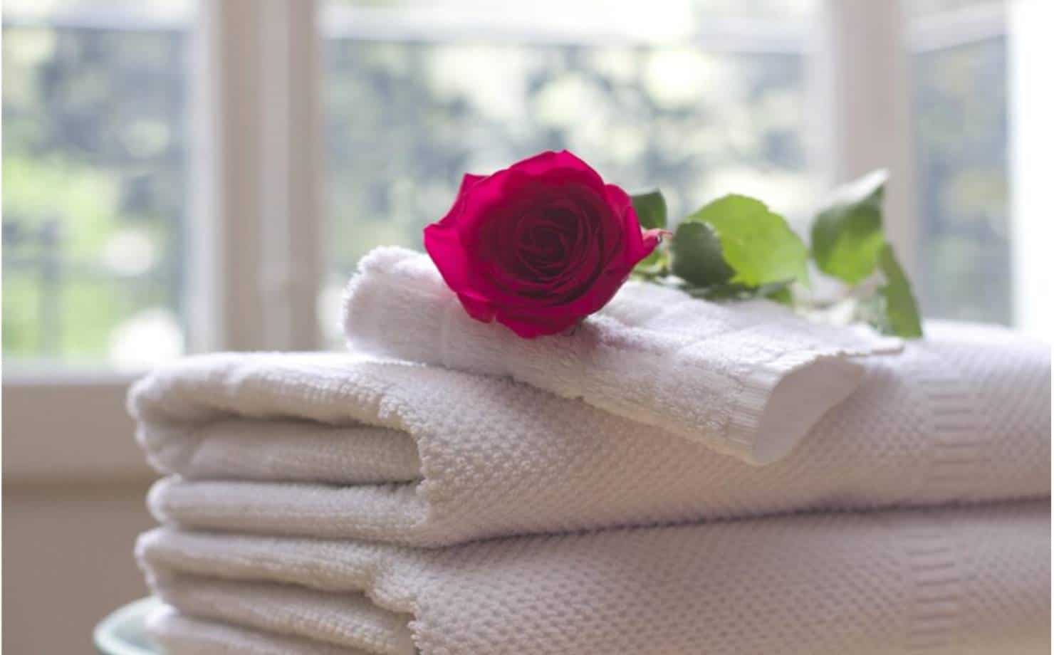 3 maneiras simples para remover o mau cheiro de toalhas e roupões