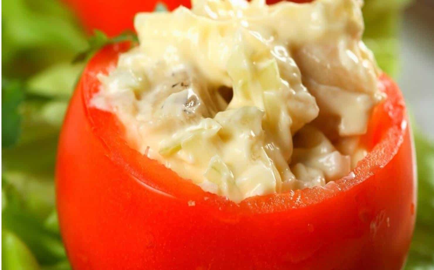 Não perca essa receita de tomate recheado com salada de arroz