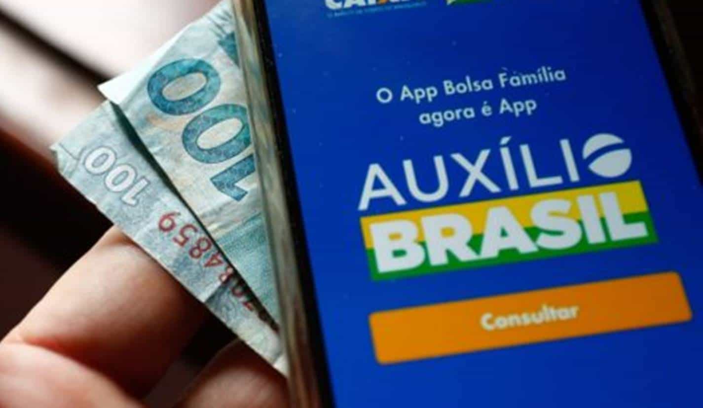 Auxílio Brasil: Como o governo notificará beneficiários para devolver valores?