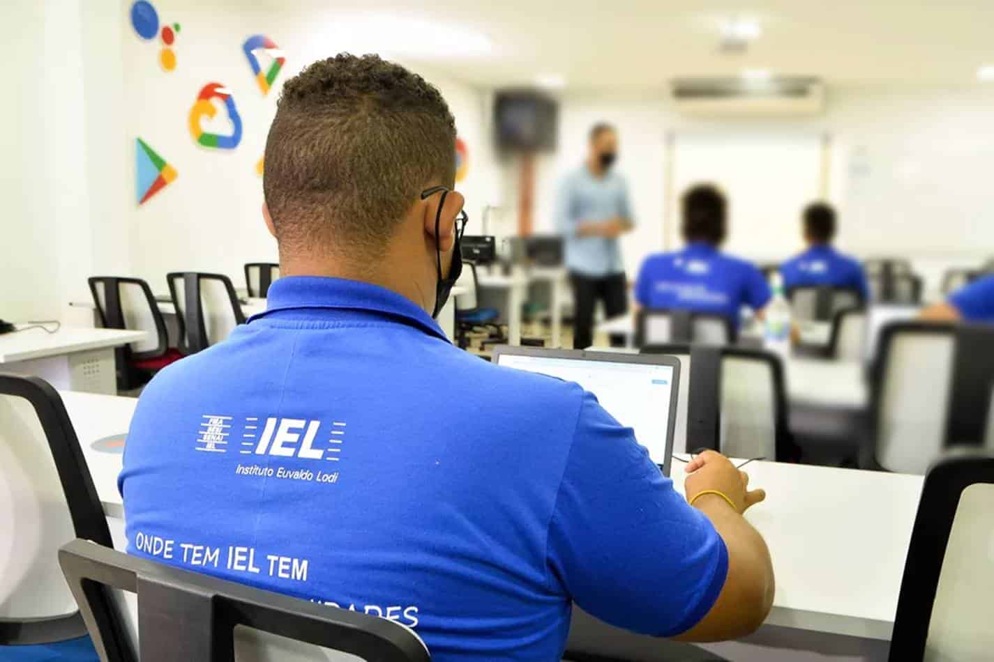 IEL oferece mais de 1.600 vagas com bolsas de até R$ 1,8 mil