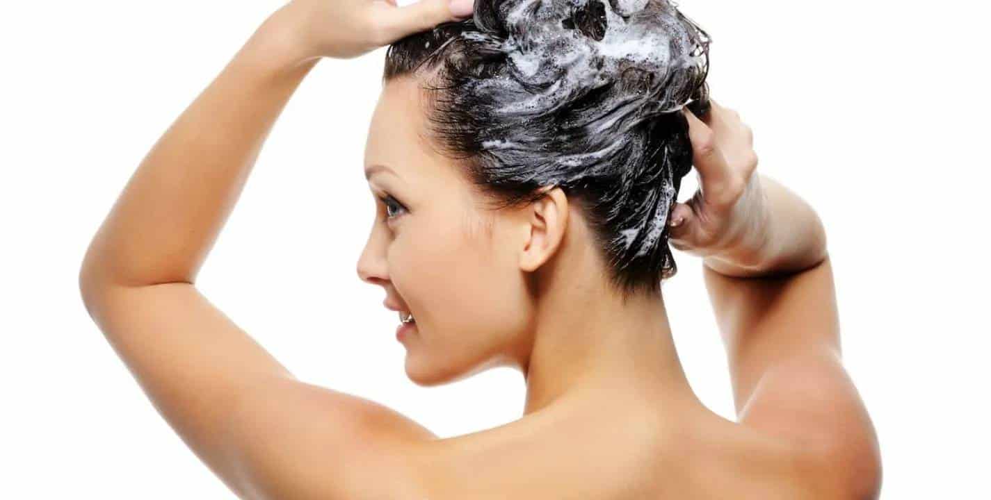Por que você deve ter cuidado com xampus que fazem muita espuma nos cabelos?