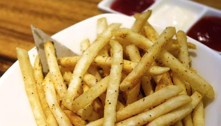 Assim você pode preparar batatas fritas crocantes com pouco óleo