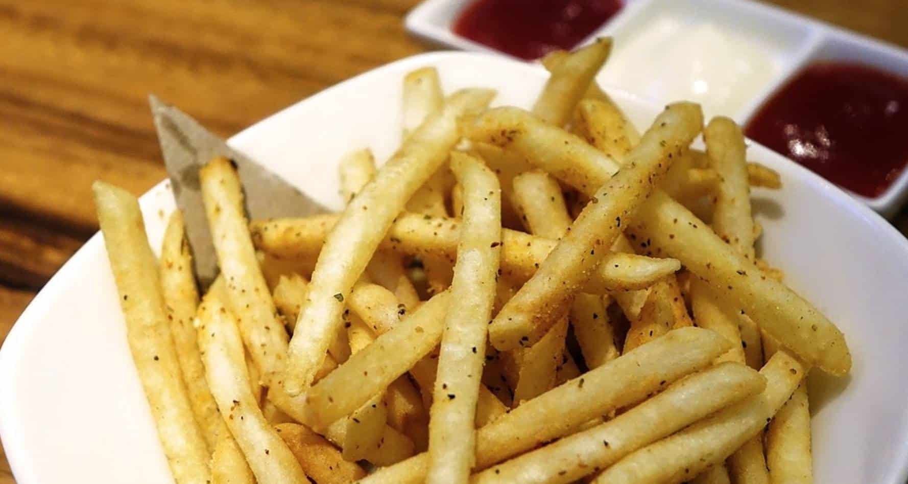 4 dicas infalíveis para conseguir batatas fritas caseiras mais crocantes