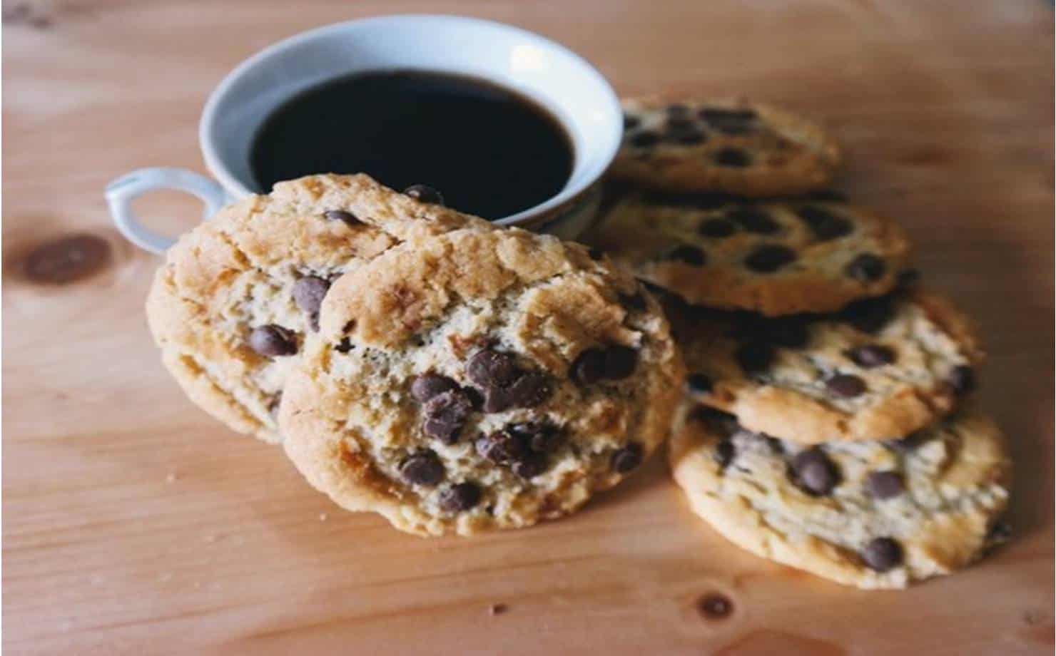 Biscoitos de chocolate fofos feitos com bolo de caixa