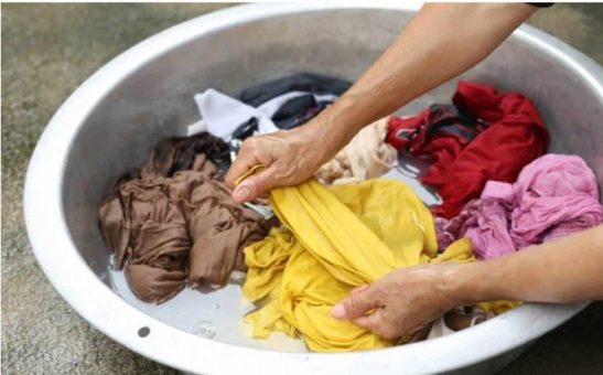 Lista que ajuda a economizar dinheiro: conheça 7 ingredientes que MELHORAM a lavagem das roupas