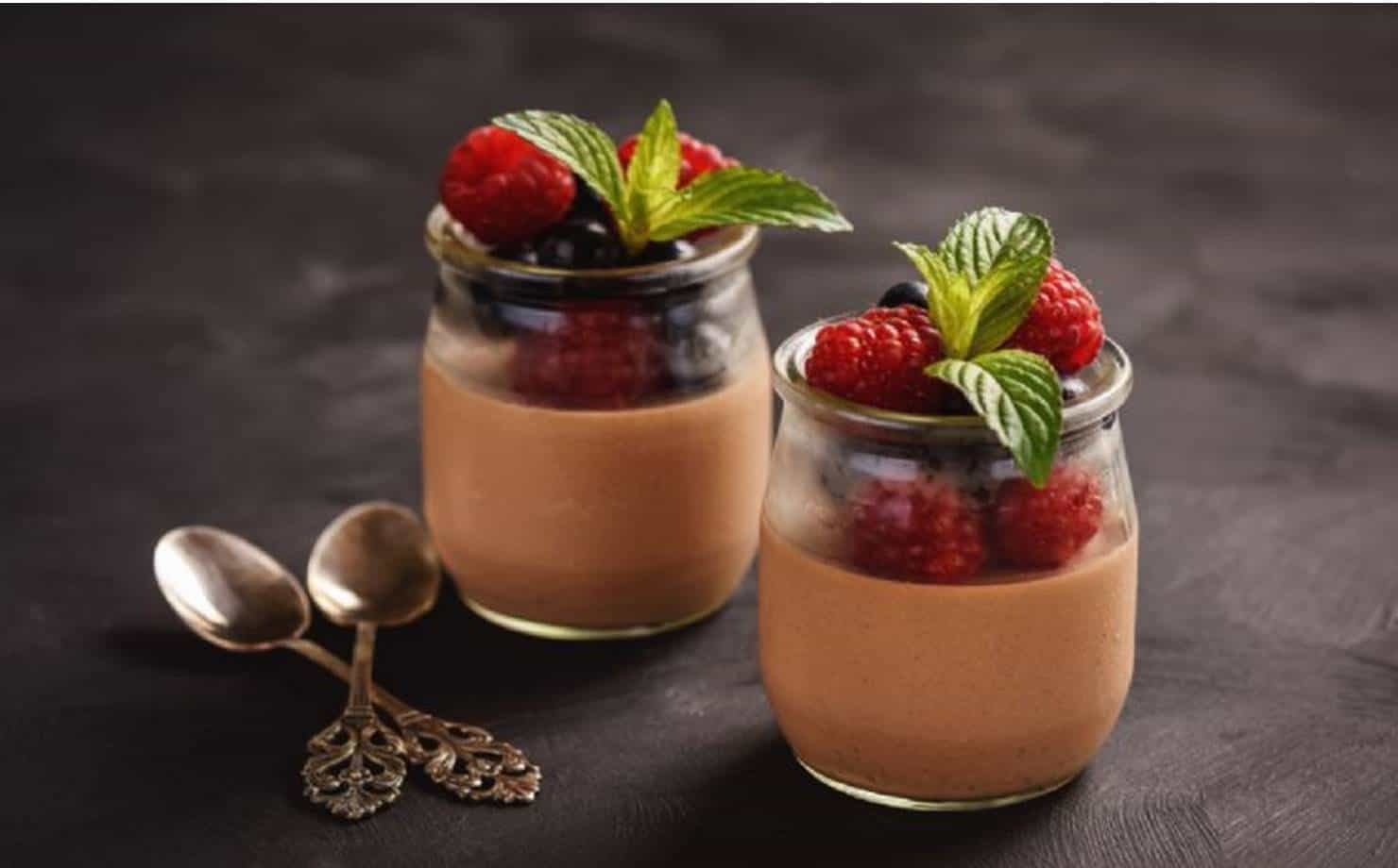 Mousse de Doce de Leite em Copos com Frutas Vermelhas