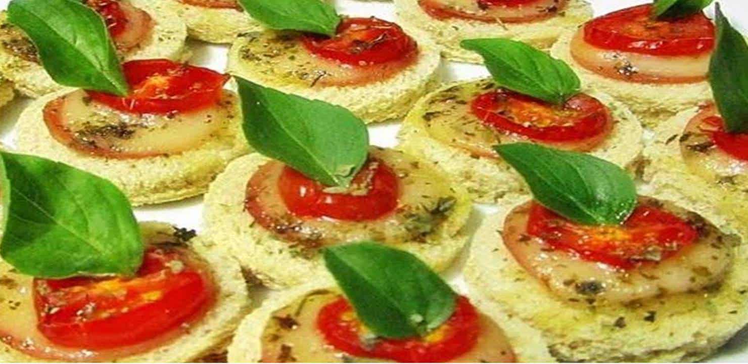 Canapés com Queijo e Tomate