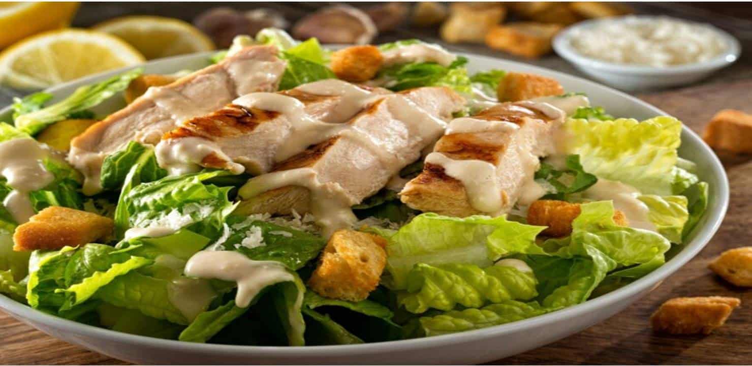 Salada Caesar no Prato