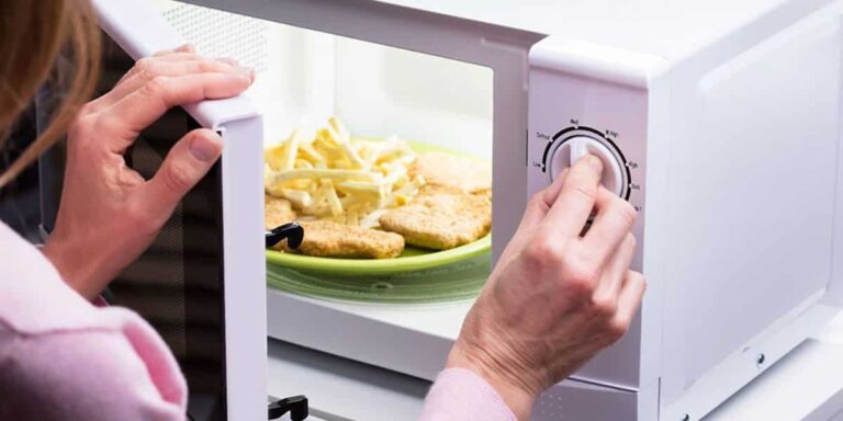 Os 9 alimentos que você nunca deve reaquecer no micro-ondas de forma alguma