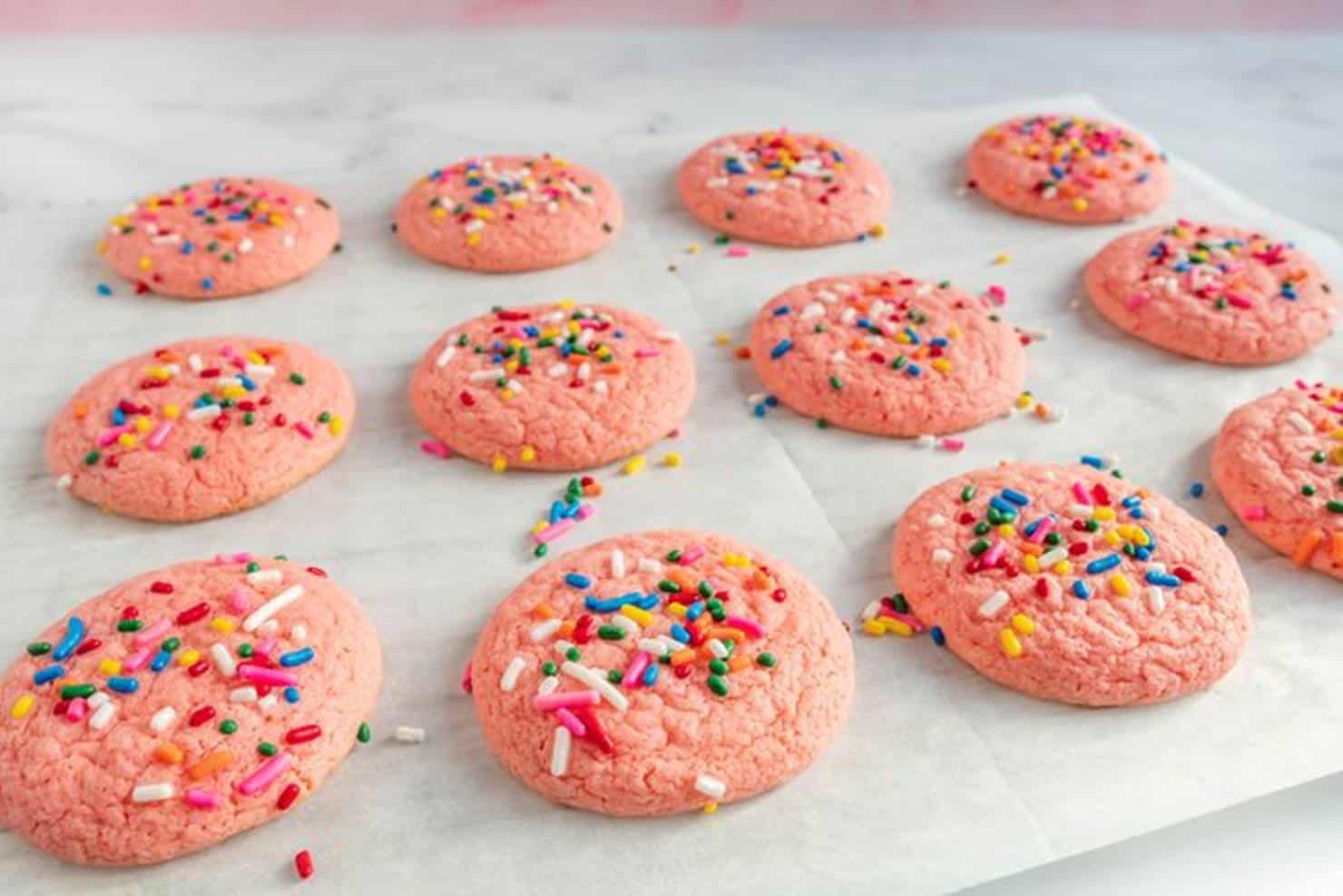 Receita fácil de biscoitos com massa pronta de bolo de morango