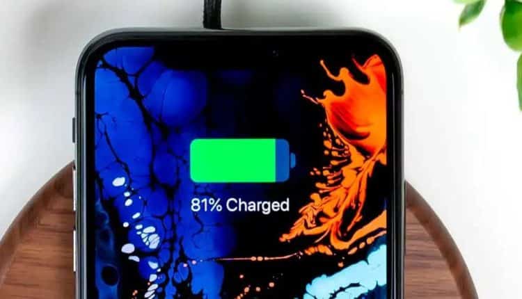 O truque para carregar o celular à noite e não estragar a bateria
