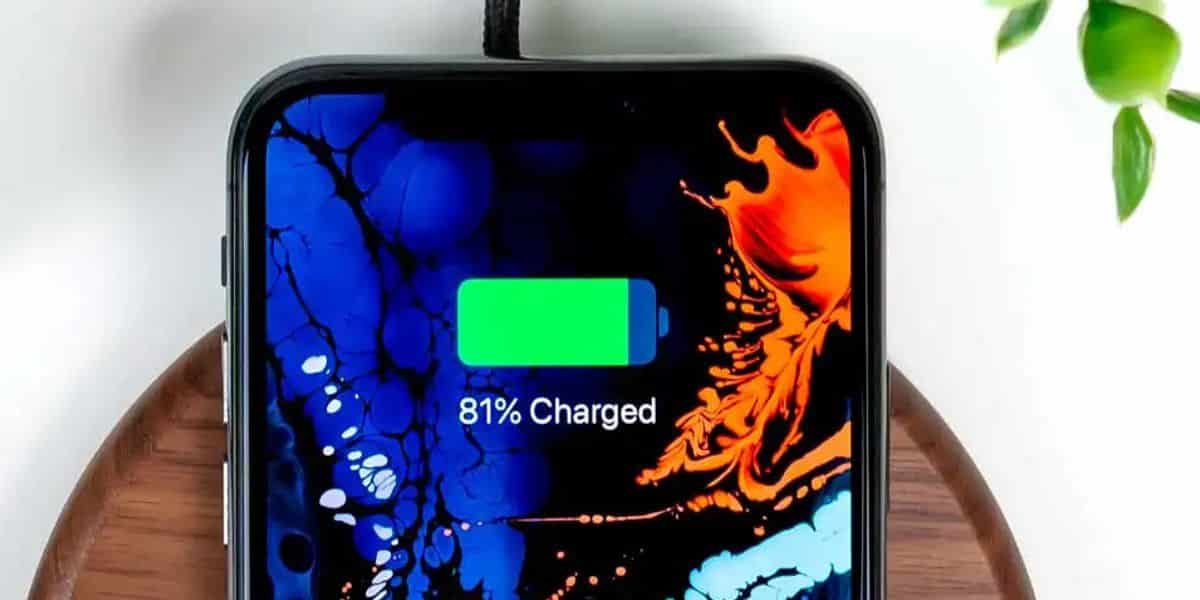 O truque para carregar o celular à noite e não estragar a bateria