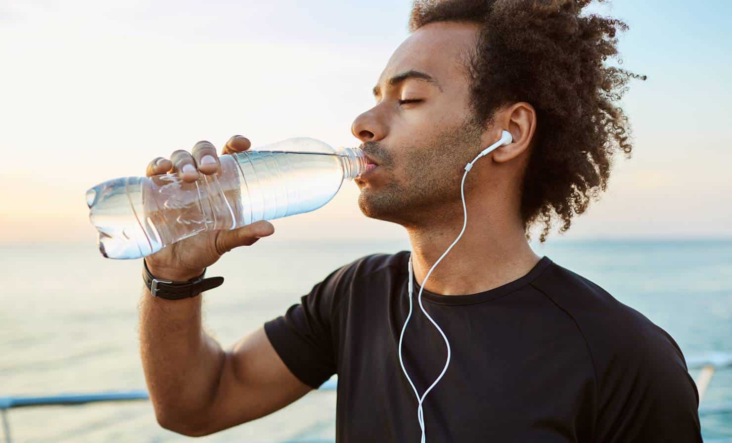 Cinco truques simples para você beber dois litros de água por dia