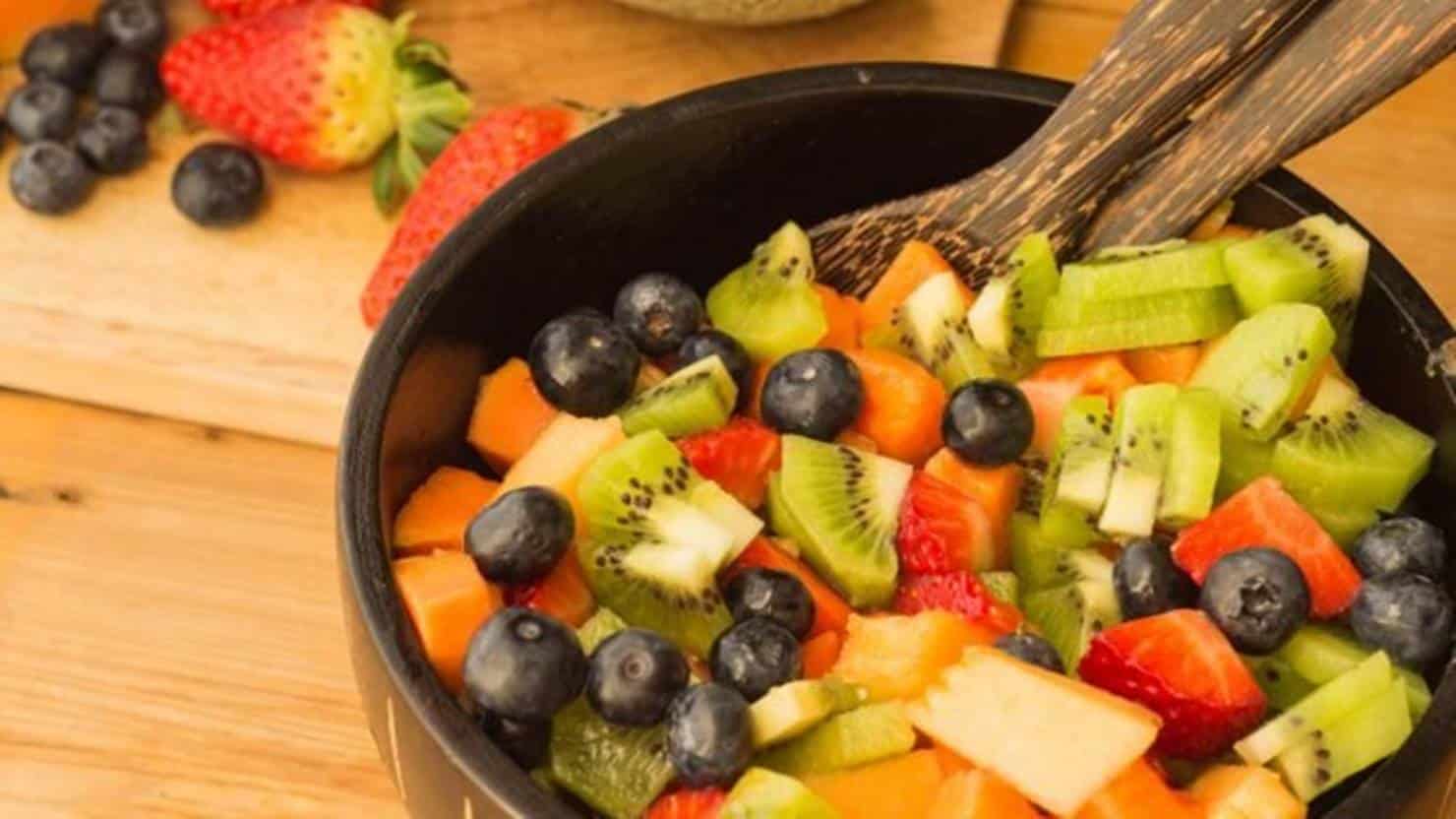 Receita fácil e rápida de salada de frutas frescas com hortelã e mel