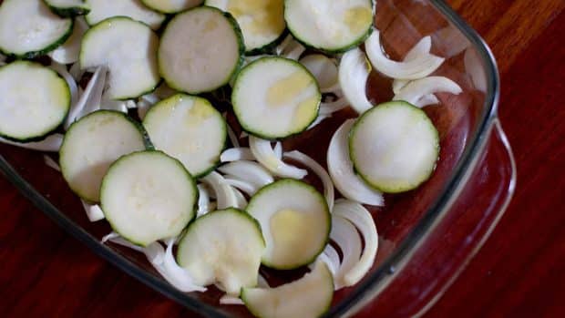 Receita de torta de abobrinha e cebola super fácil no micro-ondas