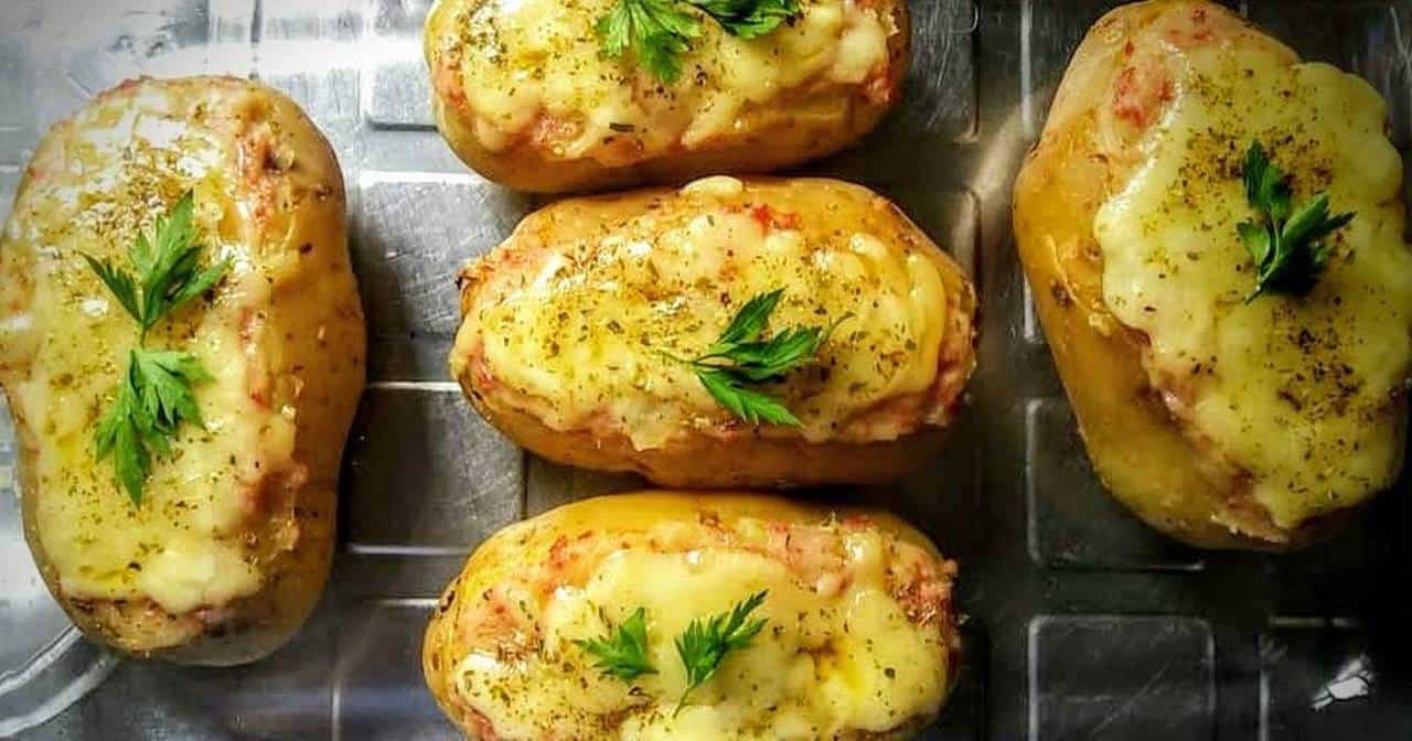 Receita fácil e rápida de batatas assadas no airfryer para o jantar