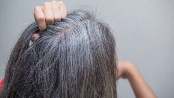 Como você deve preparar o alecrim para pintar cabelos grisalhos?