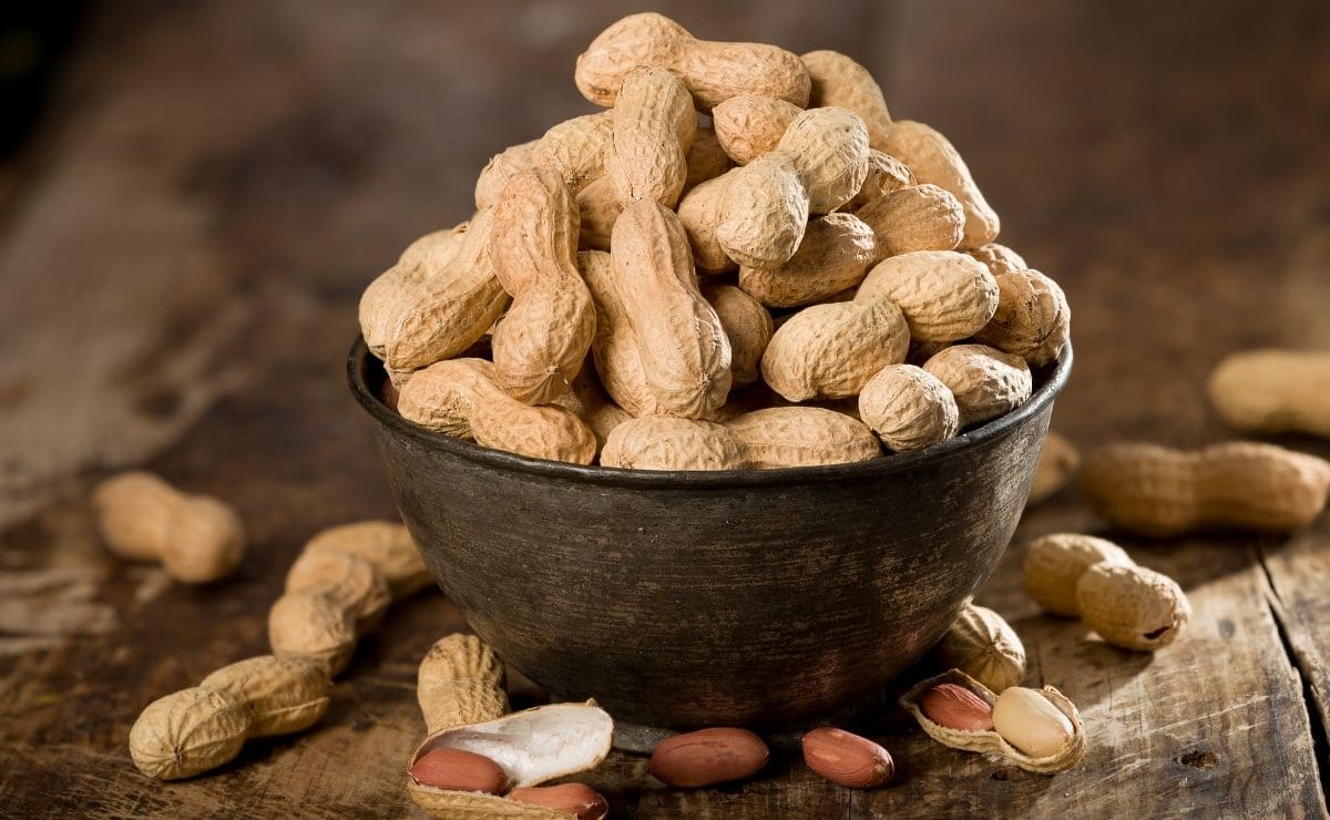 Não jogue fora cascas de amendoim: é um erro - aqui estão 6 usos surpreendentes