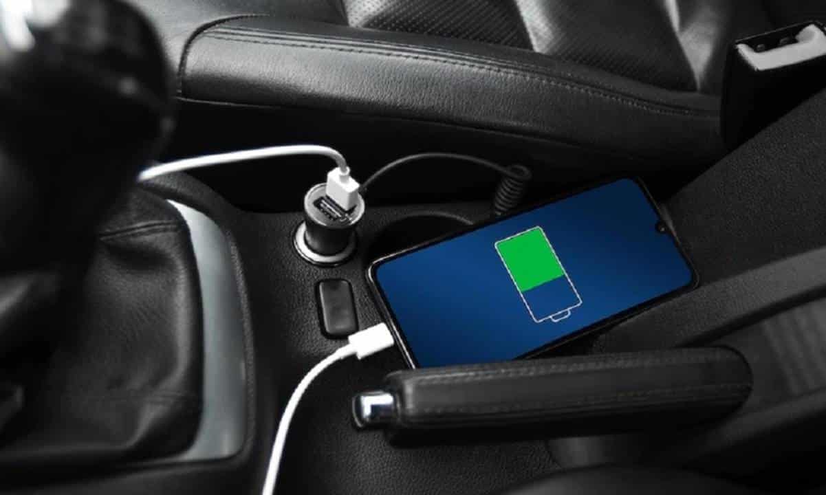 Adaptador de carro USB: riscos de carregar a bateria do seu celular