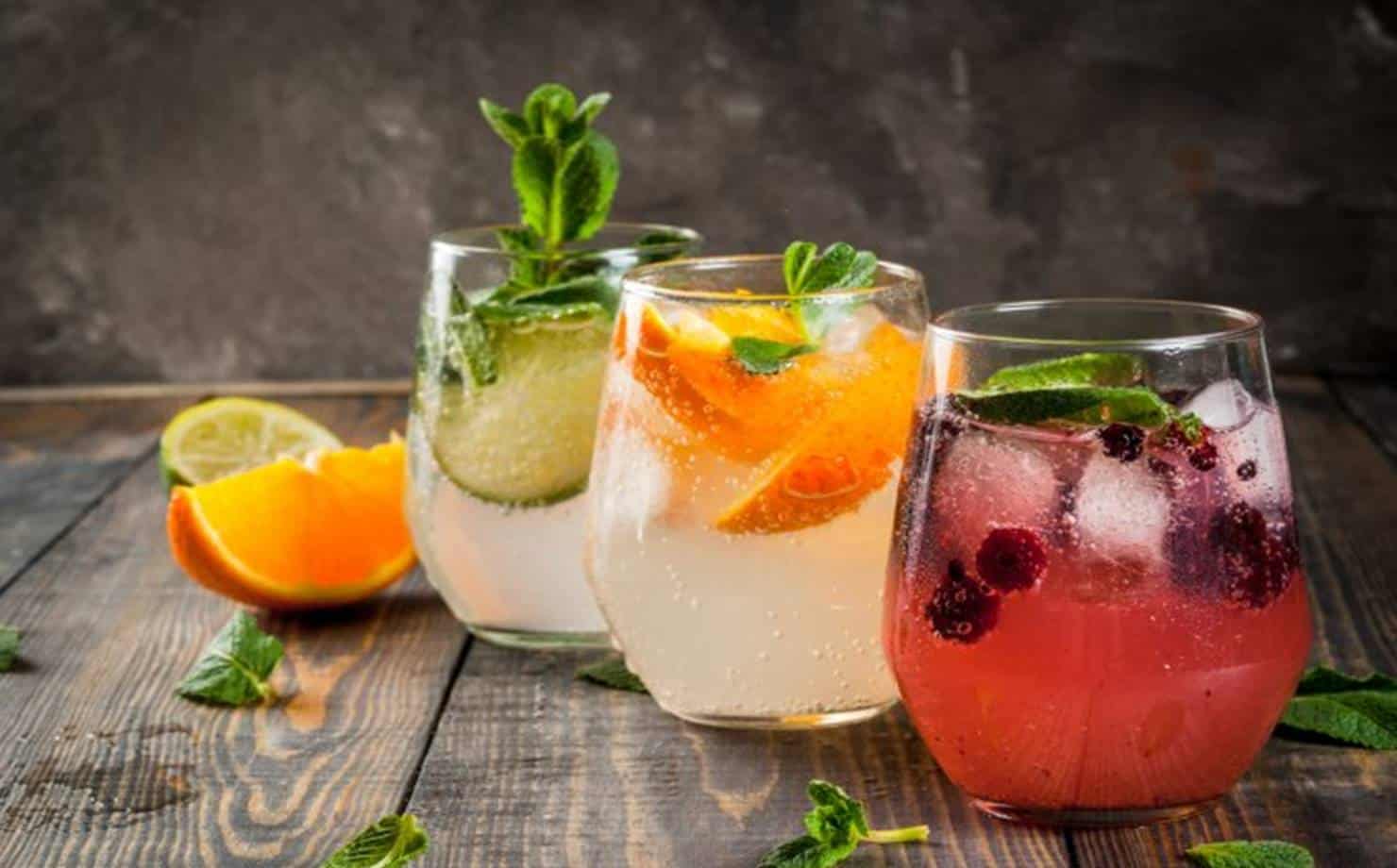 4 receitas de água saborizada refrescantes e deliciosas