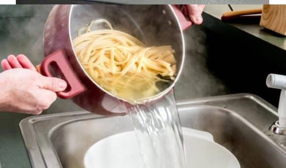 Nunca mais jogue fora: 5 formas de usar a água que você cozinha o macarrão