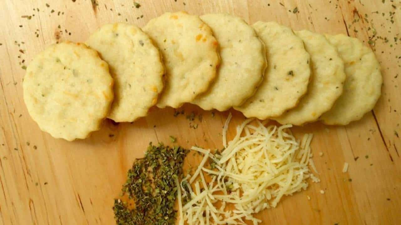 Deliciosos biscoitos de queijo sem farinha