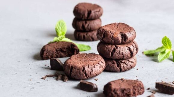 Prepare estes biscoitos de chocolate com apenas três ingredientes