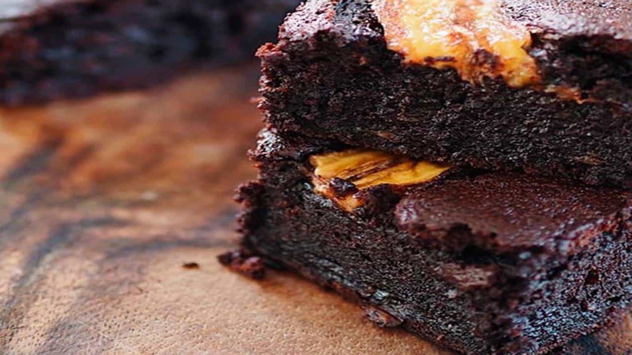 Brownie de banana com Chocolate na Mesa