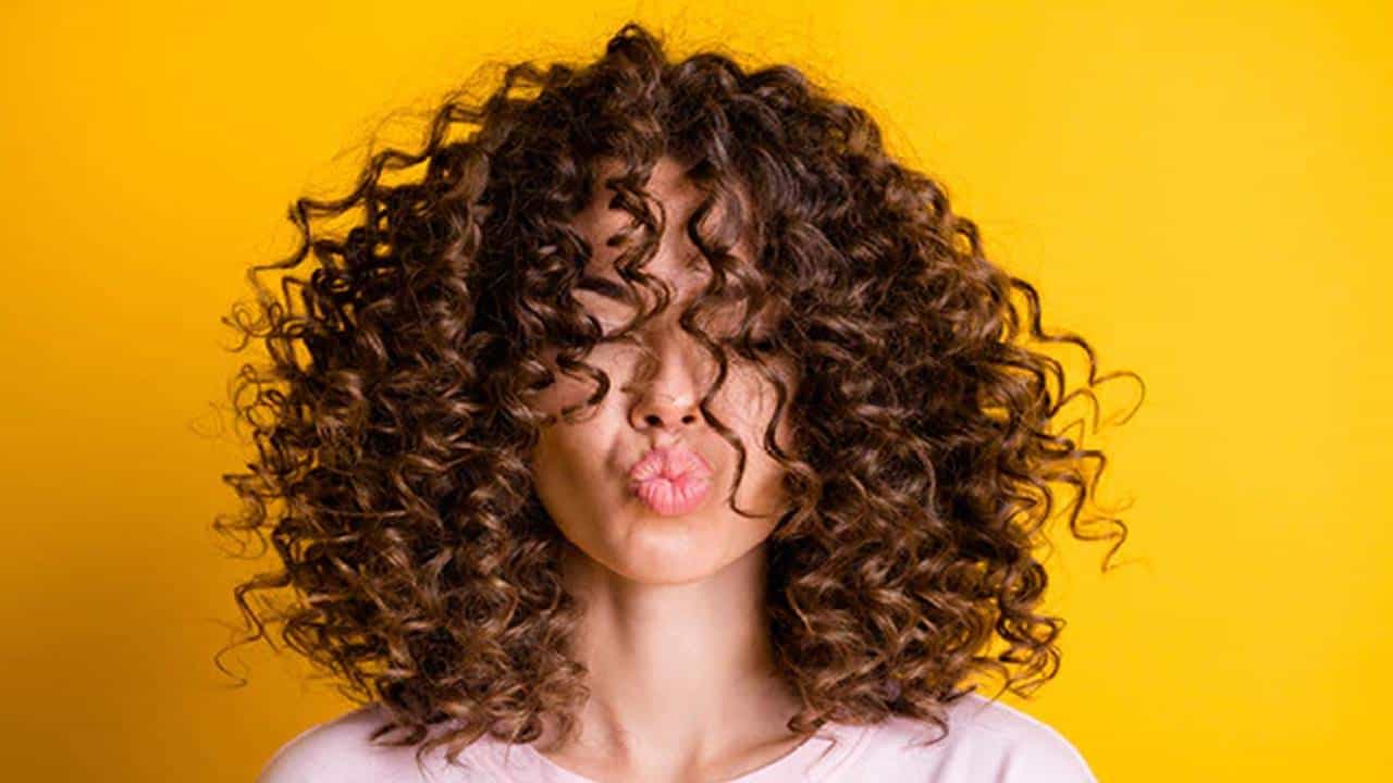 Aprenda a técnica plopping para obter cabelos cacheados sem frizz