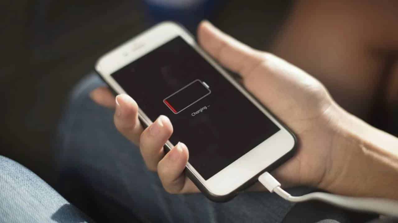 Se a bateria do seu celular acabar rápido, você deve usar essas dicas para evitar carregá-lo com tanta frequência e não prejudicá-lo mais ainda