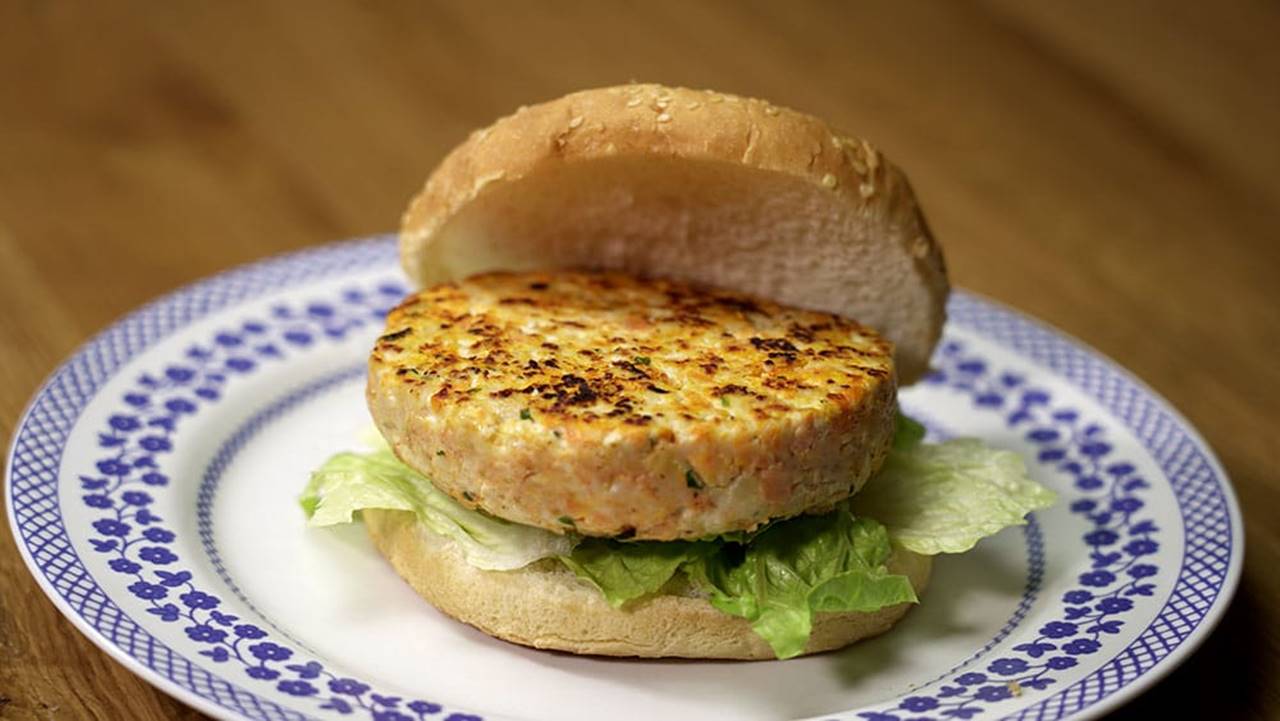 Aprenda a fazer um hamburguer de frango e cenoura super fácil