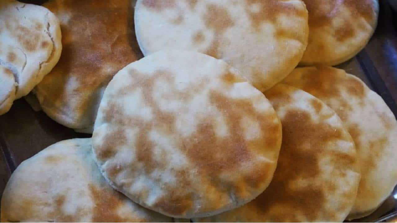 Prepare um pão sírio leve e gostoso para o lanche