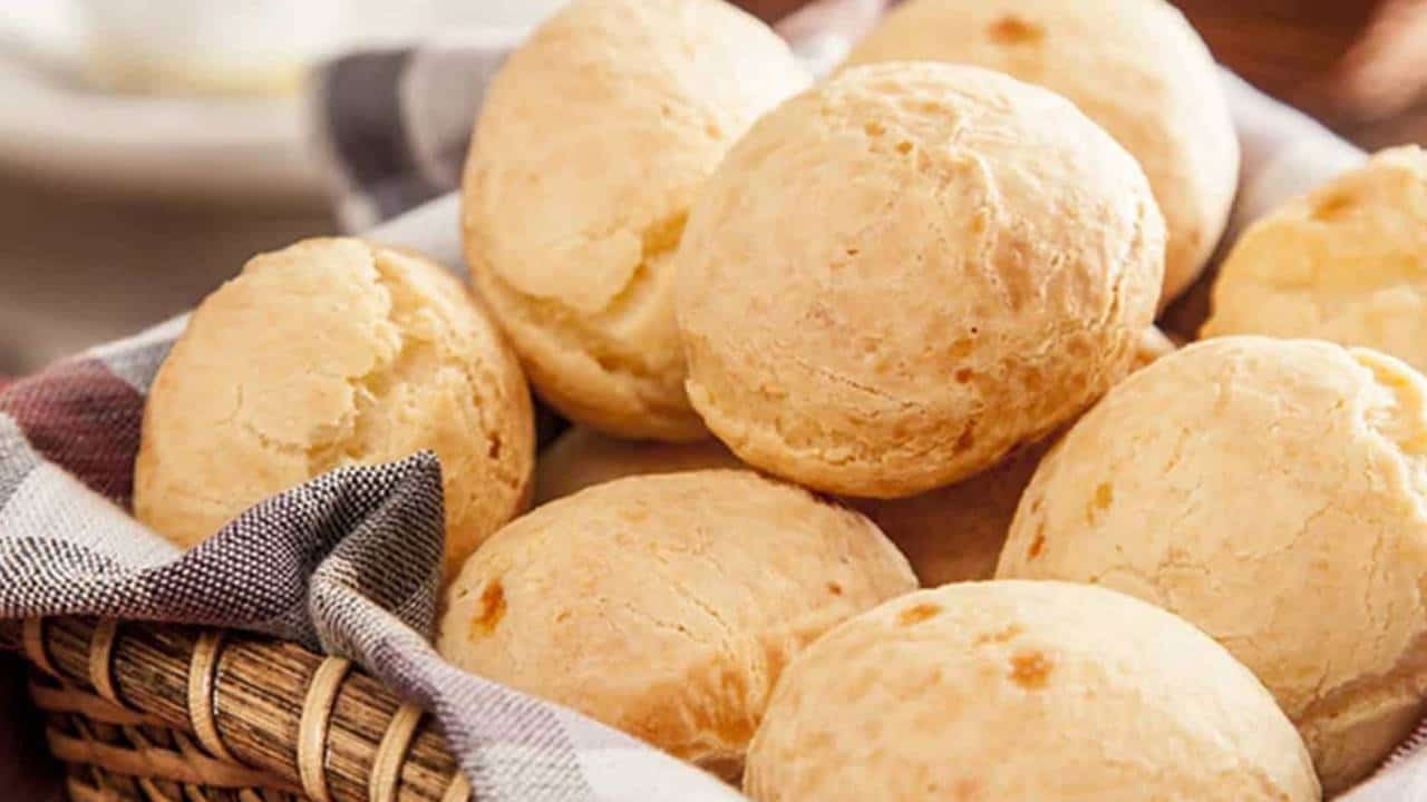 Pão de Queijo na Cesta de Palha