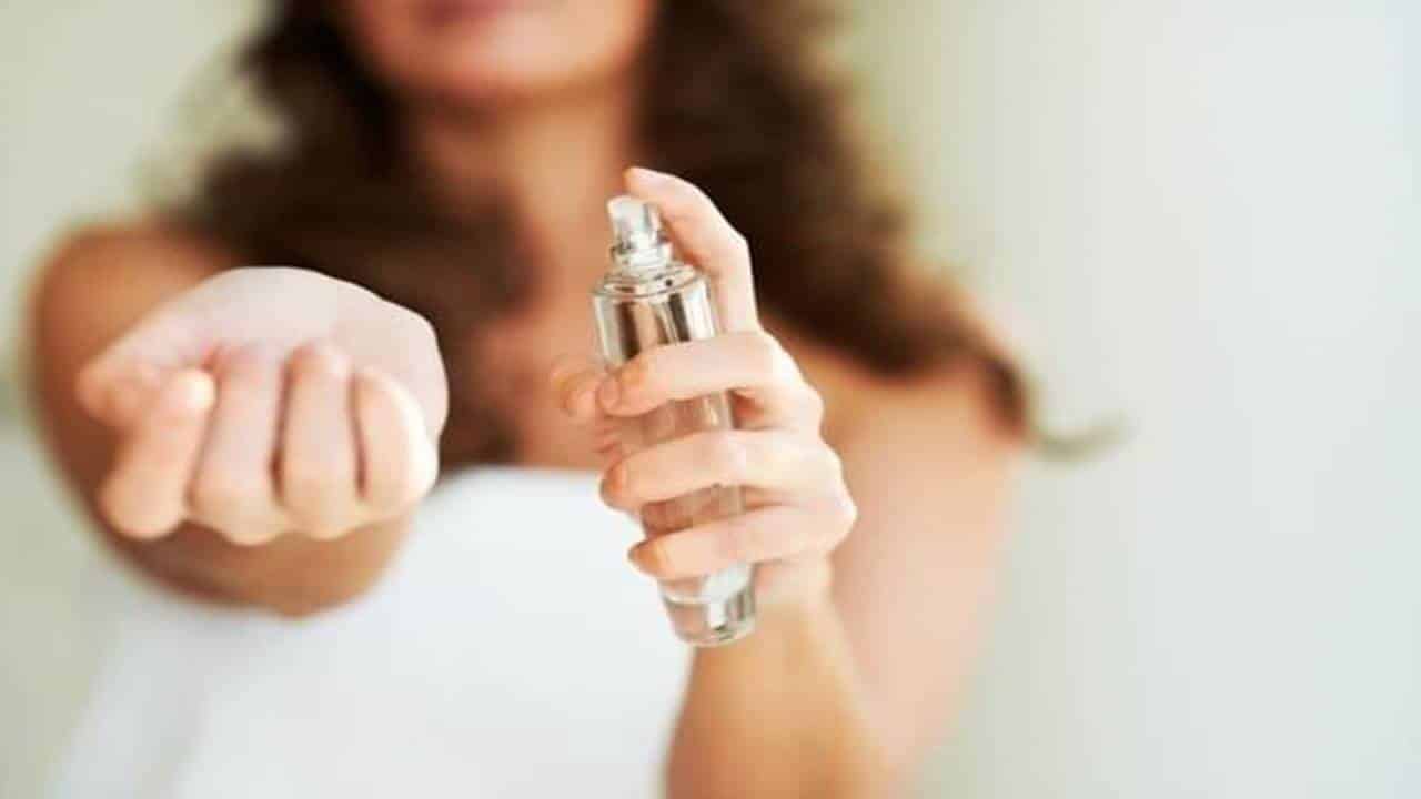 Como preparar um perfume caseiro com poucos ingredientes