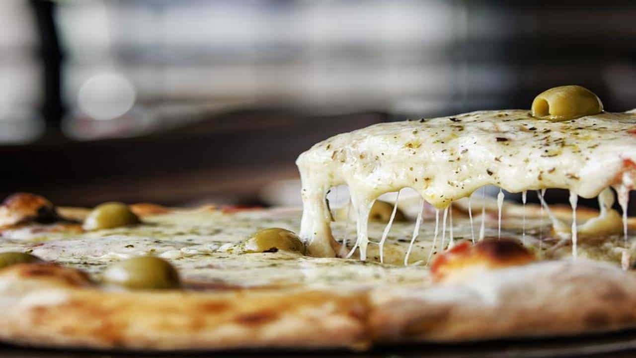 Pizza meia massa: a receita perfeita, crocante e muito saborosa