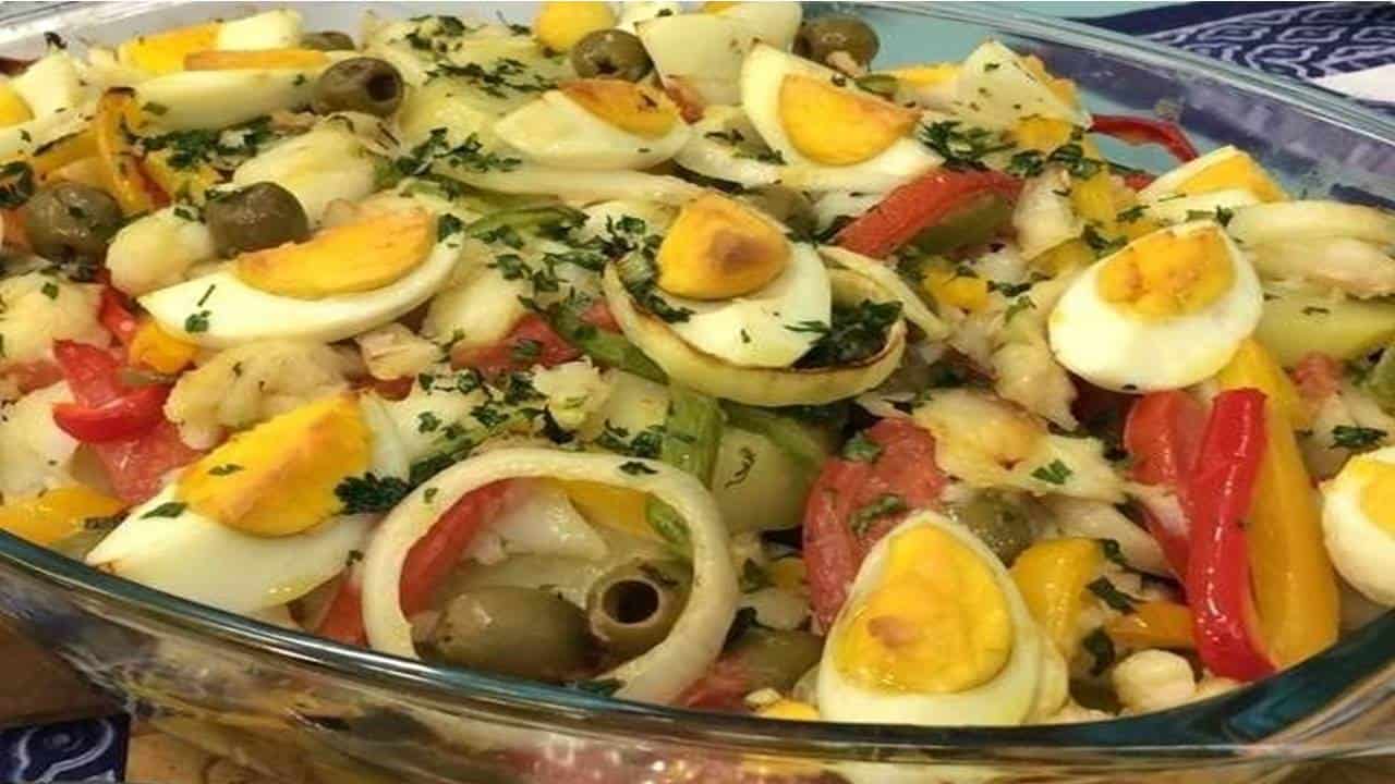 Anote essa receita fácil de salada de bacalhau para sua Páscoa