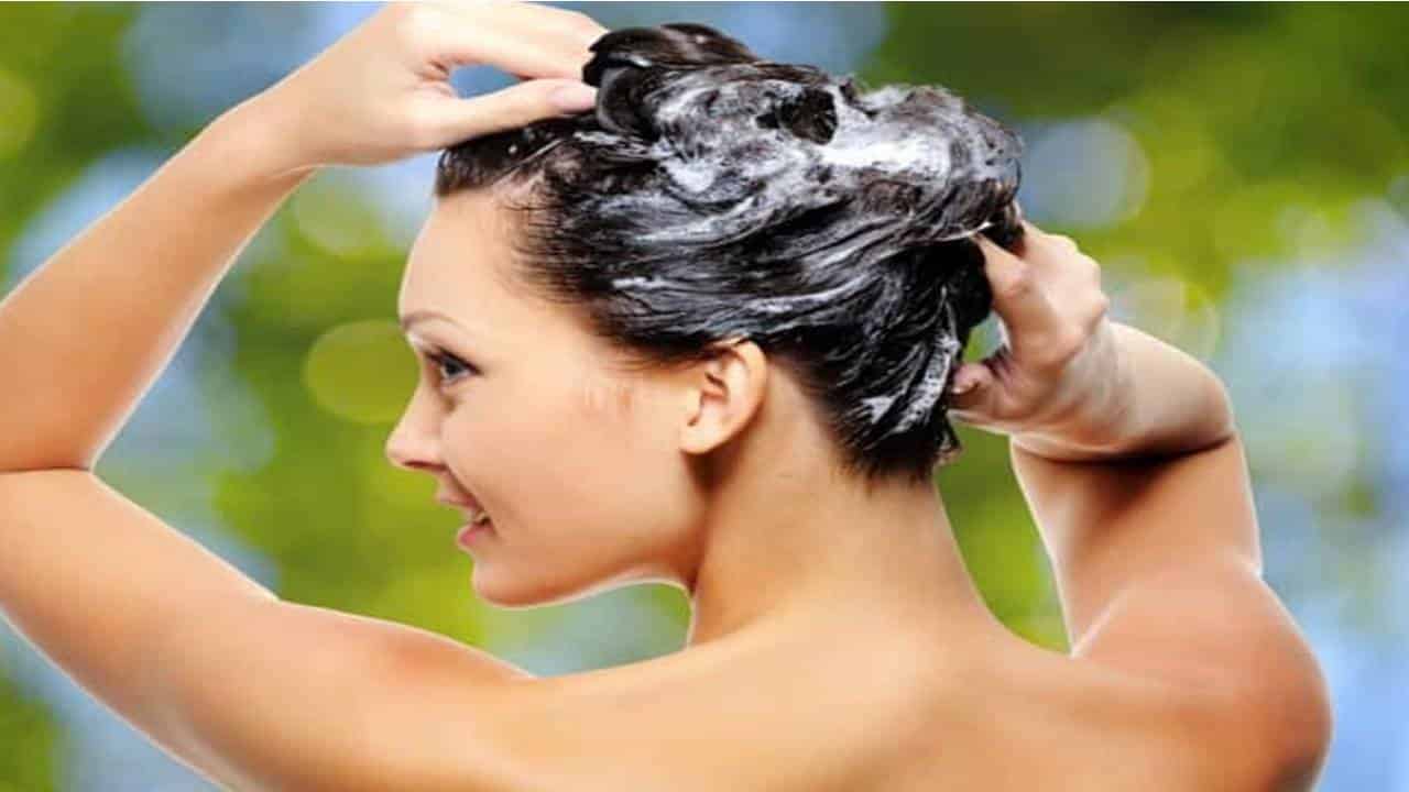 Acelere o crescimento do cabelo usando este shampoo de cebola e alecrim