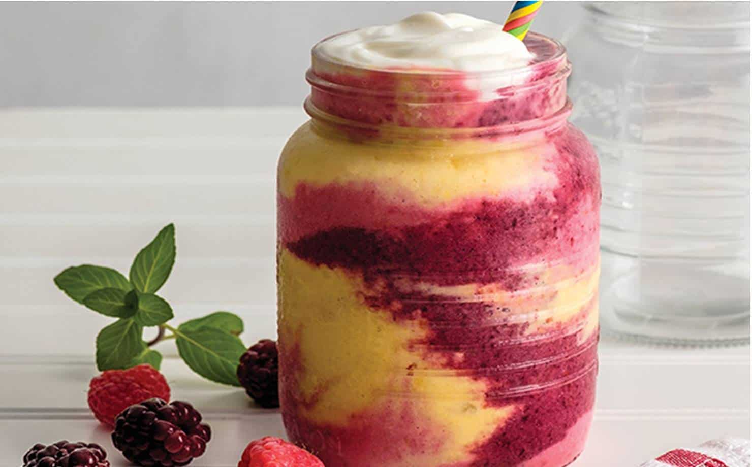 Smoothie colorido e nutritivo para o café da manhã ou lanche