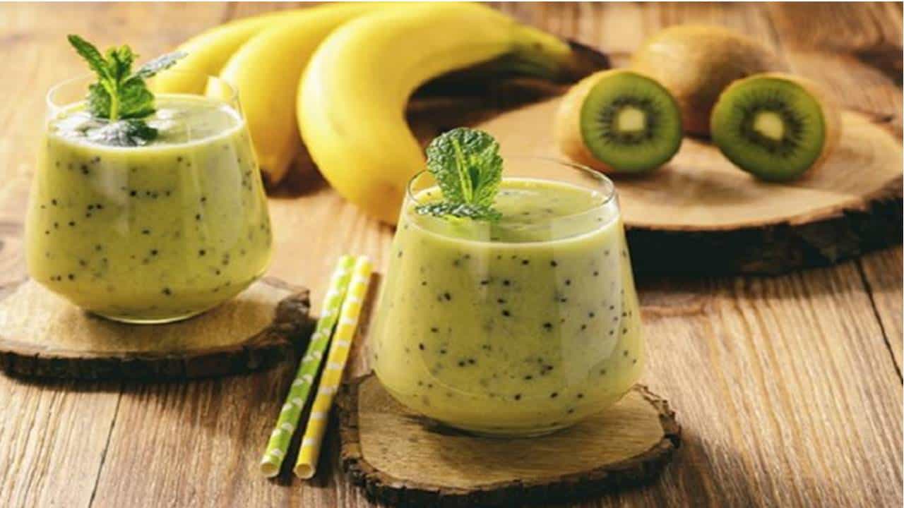 Suco de Banana e Kiwi em Copos na Mesa