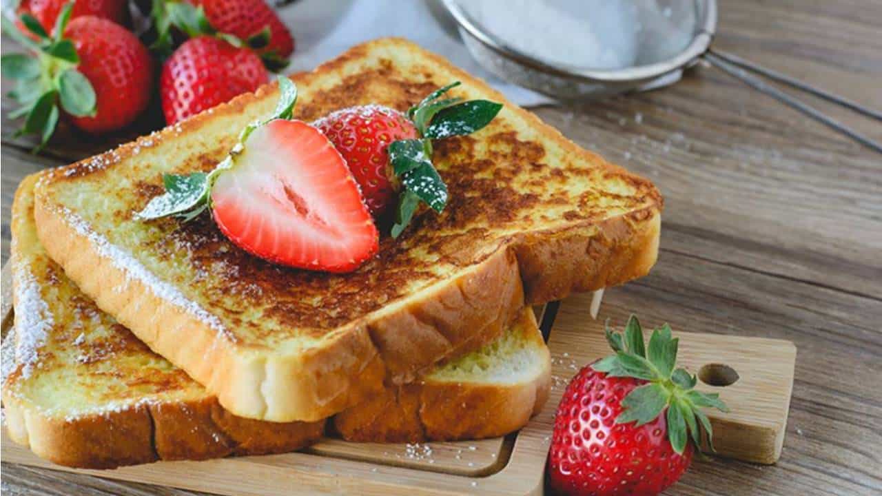 Torrada francesa com frutas para o café da manhã