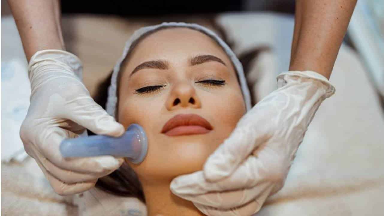 Mulher fazendo Ventosaterapia Facial