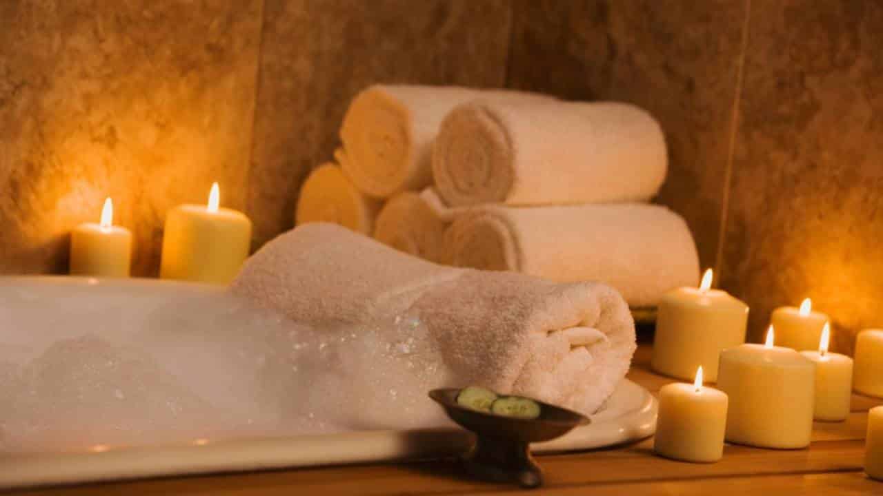 Aprenda banhos relaxantes e aromáticos para descansar e se renovar