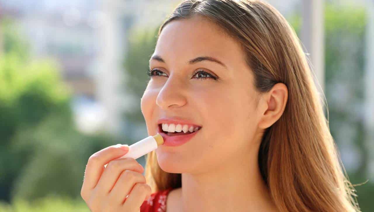 Hidratante labial caseiro com morangos para cuidar dos lábios rachados