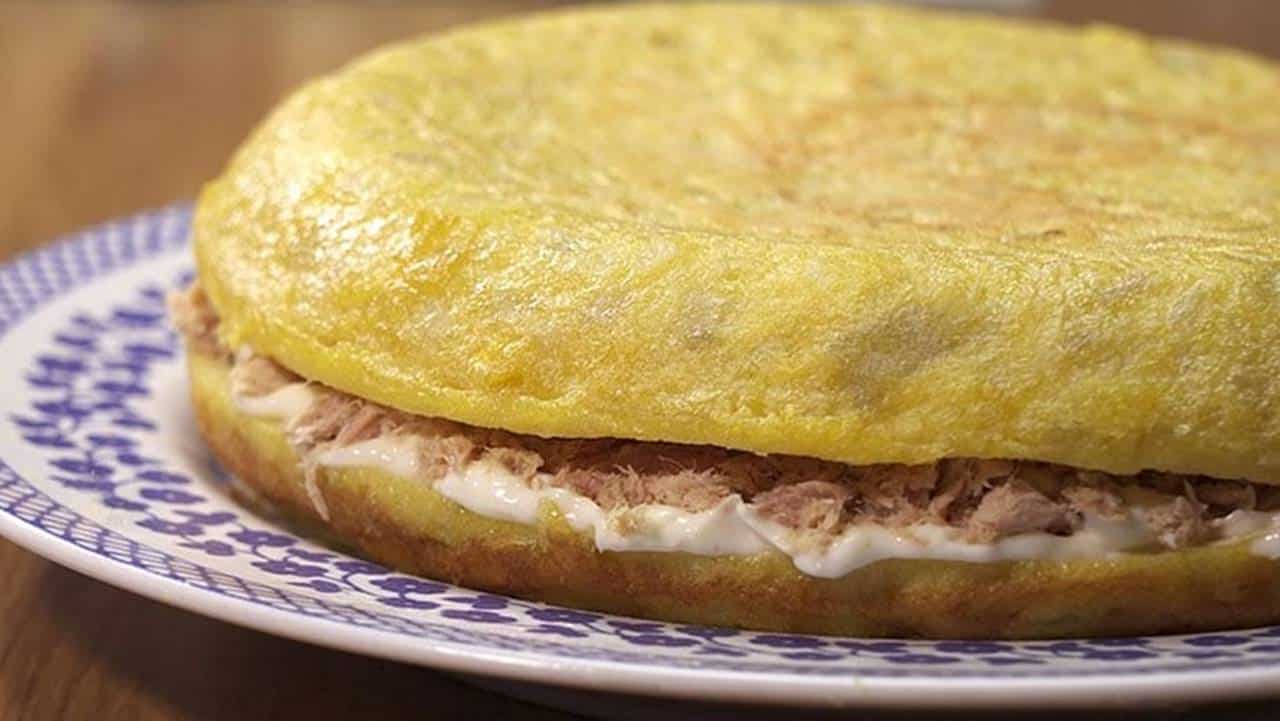 Receita deliciosa de omelete de batata recheada com atum e maionese