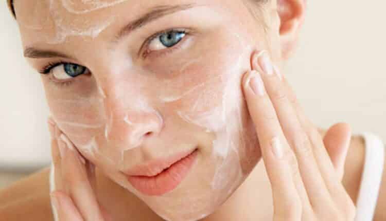 Máscara caseira de iogurte e cebola para suavizar os poros da pele
