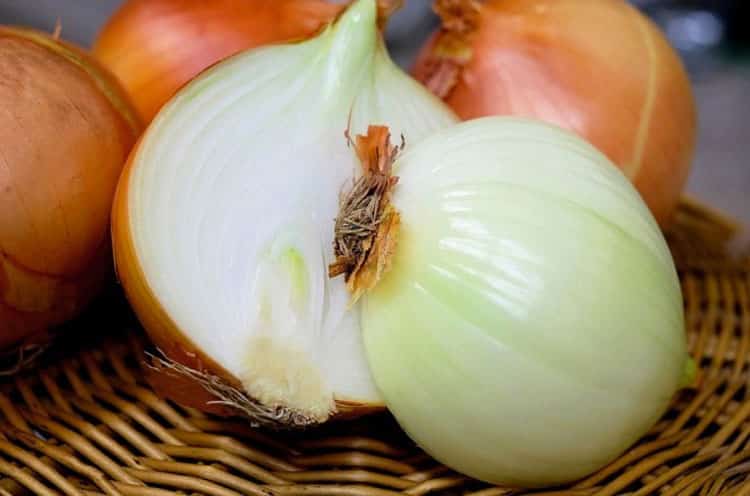 Como fazer a cebola em conserva perfeita para acompanhar hamburguers