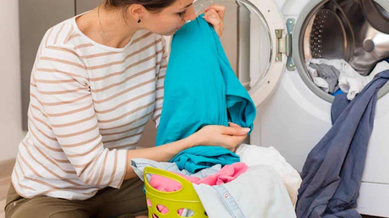 6 erros de lavanderia que deixam cheiro ruim nas roupas e como evitá-los