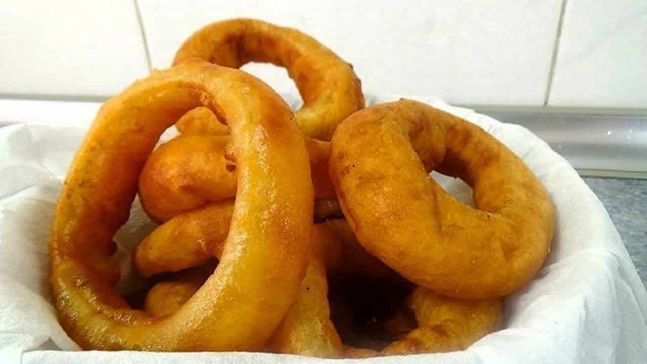 Anéis de cebola empanados: uma receita fácil e deliciosa de petisco