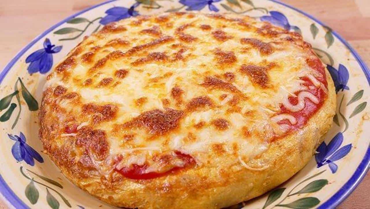 Aprenda a fazer uma deliciosa omelete de batata com sabor pizza