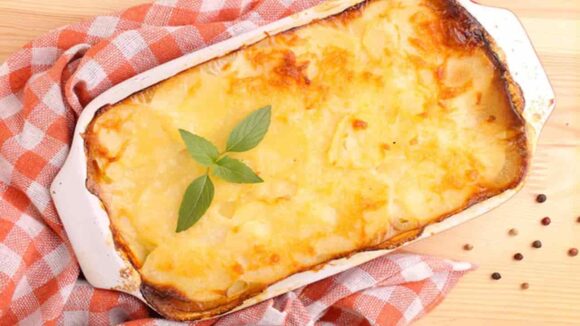 Esta receita de torta gratinada de batata com queijo é deliciosa